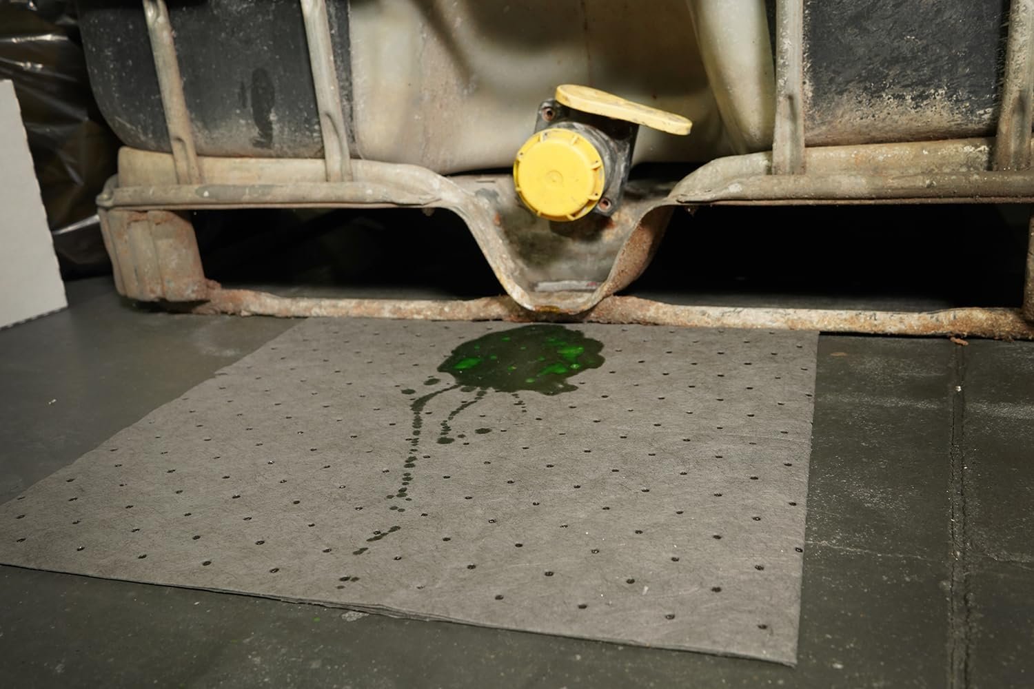 Spilfyter Small Task Absorbent Pads - 13" x 10", 100-Pack - Universal Leak, Drip, and Spill Control, 12 Gal Absorbency- GFF-1310