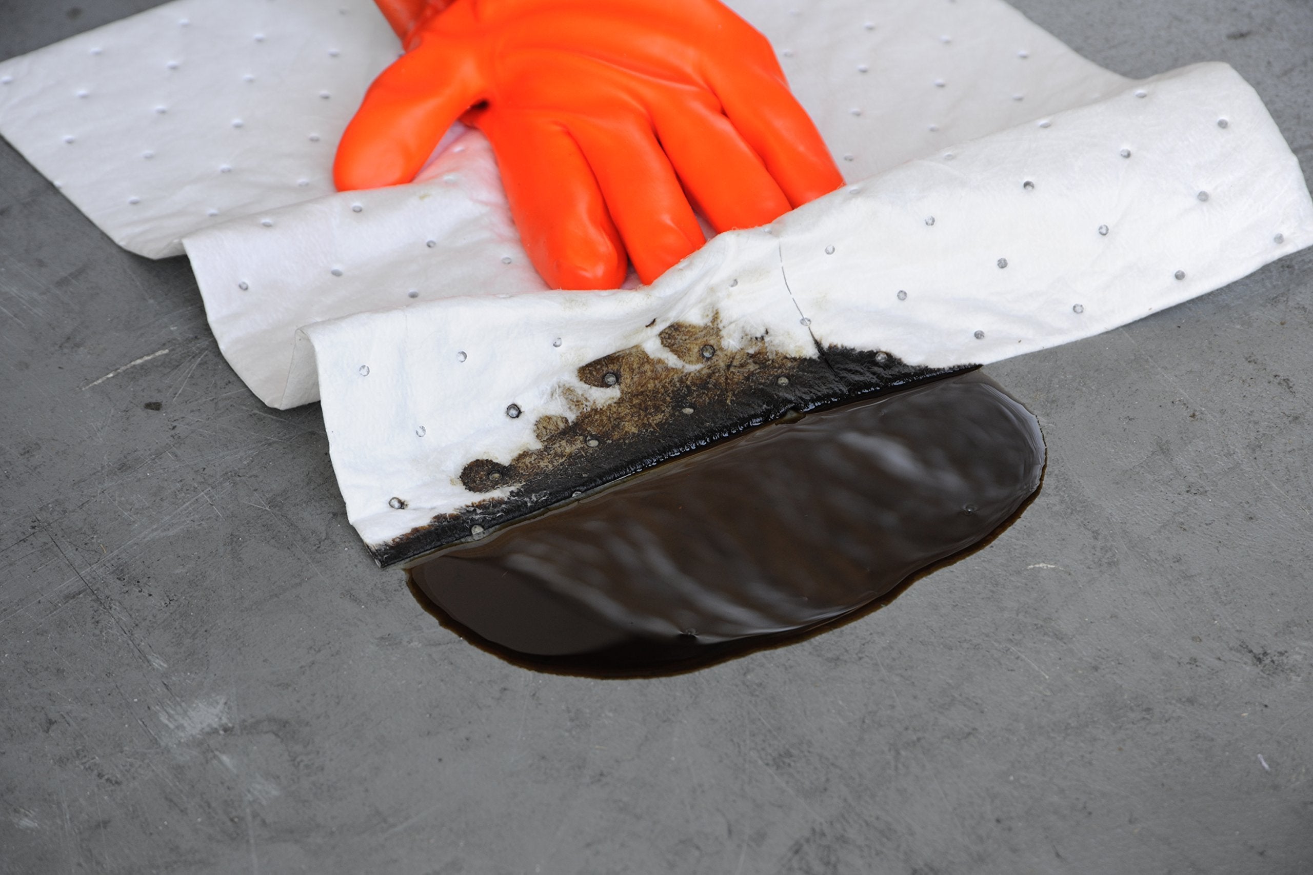 AABACO Oil Only ABSORBENT PADS – Light Weight Sheets (200ct Per Pack) 15 x 17 Inch LightWeight Absorbing Sheets for OIL and FUEL SPILLS – Repels Water 24 Gallon Absorbency – Cleanup & Automotive (400)